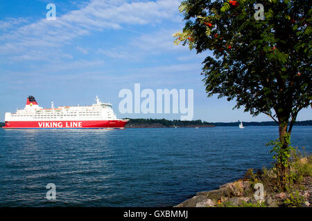 Helsinki, Finnland-August 18 2013: die VIKING LINE Fähre fährt vom Hafen von Helsinki. Fähren der VIKING Line Gesellschaft genießen breite Stockfoto