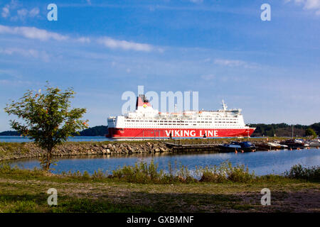 Helsinki, Finnland-August 18 2013: die VIKING LINE Fähre fährt vom Hafen von Helsinki. Fähren der VIKING Line Gesellschaft genießen breite Stockfoto