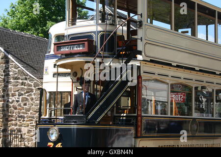 Ein Leiter klettert die Treppe der Straßenbahn 74 ehemals Zugehörigkeit zu Sheffield Corporation Tramways, jetzt im Crich Tramway Village Stockfoto