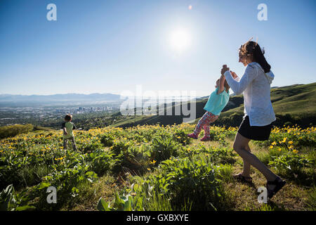 Mutter mit Kindern im Bereich der Bonneville Shoreline Wanderweg am Fuße der Wasatch über Salt Lake City, Utah Stockfoto