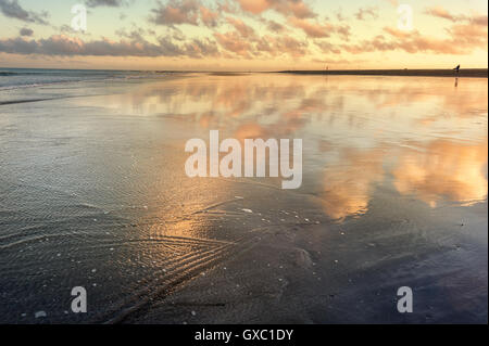 Sonnenuntergang Reflexion zur Zeit der Ebbe am Strand von Maspalomas. Gran Canaria, Spanien Stockfoto