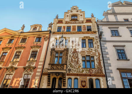 Wunderschön bemalte Fassade der mittelalterlichen Storch-Haus (Storchuv Dum), auf dem Altstädter Ring in Prag, Tschechien. Stockfoto