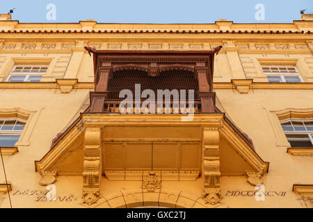 Haus mit Holzbalkon, aus 1897 in Staré Město, Old Town, Prag, Tschechische Republik. UNESCO-Weltkulturerbe. Stockfoto