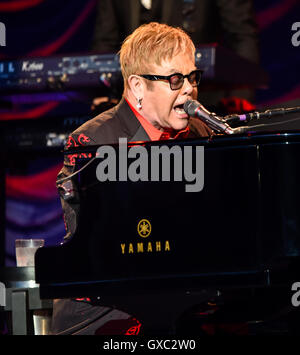 Elton John führt auf der Seebühne am Henley Festival 2016 Featuring: Sir Elton John Where: Henley On Thames, Großbritannien wenn: 6. Juli 2016 Stockfoto