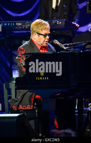 Elton John führt auf der Seebühne am Henley Festival 2016 Featuring: Sir Elton John Where: Henley On Thames, Großbritannien wenn: 6. Juli 2016 Stockfoto