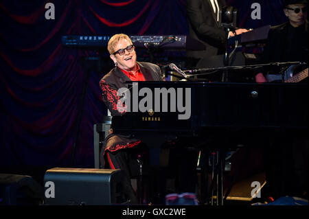 Elton John führt auf der Seebühne am Henley Festival 2016 Featuring: Sir Elton John Where: Henley On Thames, Großbritannien wenn: 6. Juli 2016 Stockfoto