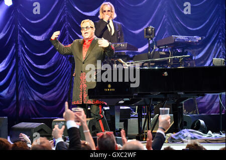 Elton John führt auf der Seebühne am Henley Festival 2016 Featuring: Sir Elton John Where: Henley On Thames, Großbritannien wenn: 6. Juli 2016 Stockfoto