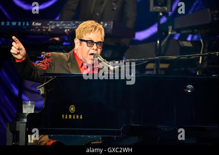 Elton John führt auf der Seebühne am Henley Festival 2016 Featuring: Sir Elton John Where: Henley On Thames, Großbritannien wenn: 6. Juli 2016 Stockfoto