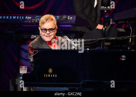 Elton John führt auf der Seebühne am Henley Festival 2016 Featuring: Sir Elton John Where: Henley On Thames, Großbritannien wenn: 6. Juli 2016 Stockfoto