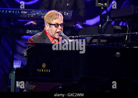 Elton John führt auf der Seebühne am Henley Festival 2016 Featuring: Sir Elton John Where: Henley On Thames, Großbritannien wenn: 6. Juli 2016 Stockfoto