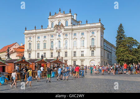 Sightseeing-Touristen auf Hradschin-Platz am Palast des Erzbischofs (Spätbarock) im Burgviertel, Prag, Tschechische Republik. Stockfoto