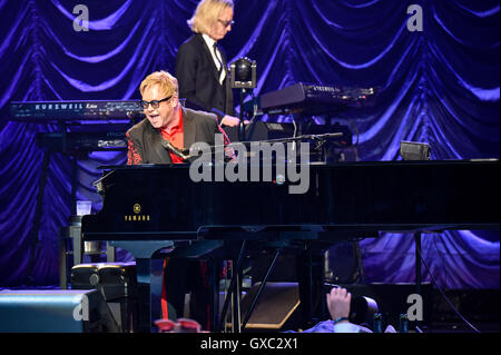 Elton John führt auf der Seebühne am Henley Festival 2016 Featuring: Sir Elton John Where: Henley On Thames, Großbritannien wenn: 6. Juli 2016 Stockfoto