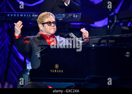 Elton John führt auf der Seebühne am Henley Festival 2016 Featuring: Sir Elton John Where: Henley On Thames, Großbritannien wenn: 6. Juli 2016 Stockfoto