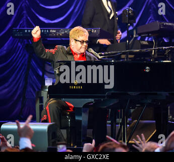 Elton John führt auf der Seebühne am Henley Festival 2016 Featuring: Sir Elton John Where: Henley On Thames, Großbritannien wenn: 6. Juli 2016 Stockfoto