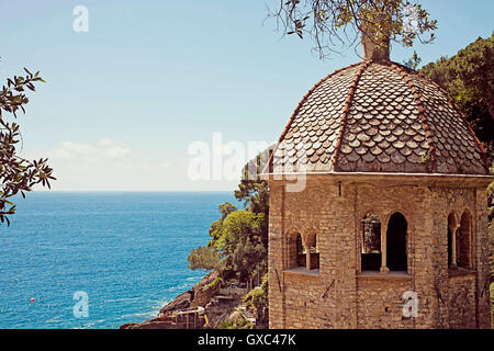 Italien, Blick auf das türkisblaue Wasser der Bucht von San Fruttuoso am Ligurischen Meer vom mittelalterlichen Kloster Stockfoto