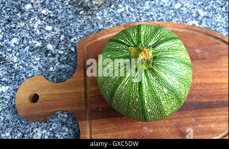 Runde Zucchini Obst, Haus Garten verschiedene ähnlich wie squash fertig gehackt werden, für das Kochen auf einem Holzbrett Stockfoto