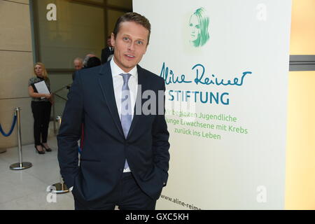 Aline Reimer Stiftungs-Gala 2016 im Atrium der Deutschen Bank in Mitte.  Mitwirkende: Roman Knizka wo: Berlin, Deutschland bei: 7. Juli 2016 Stockfoto