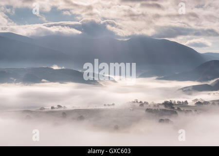Schöne nebligen Morgen in Lake District National Park, Cumbria, England. Herbst (November) 2014. Stockfoto