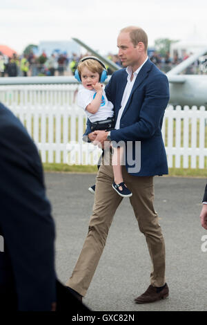 Mitglieder der britischen Königsfamilie in Fairford Royal International Air Tattoo Featuring: Prince George, Prinz William, The Duke of Cambridge wo: Fairford, Vereinigtes Königreich: 8. Juli 2016 Stockfoto