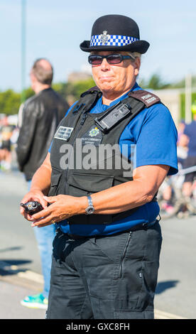 Weibliche PCSO (Police Community Support Officer) in Uniform im Vereinigten Königreich. Stockfoto