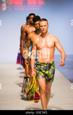 Modelle präsentieren Meme Bete auf dem Laufsteg bei der Africa Fashion Week London statt an der Olympia-London, UK. Stockfoto