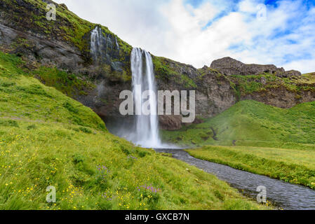 Blick auf schönen Wasserfall Seljalandsfoss im Sommer, Südisland; selektiven Fokus Stockfoto