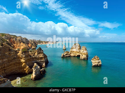 Sonnenschein über Felsformationen entlang der Küste (Ponta da Piedade, Lagos, Algarve, Portugal). Stockfoto