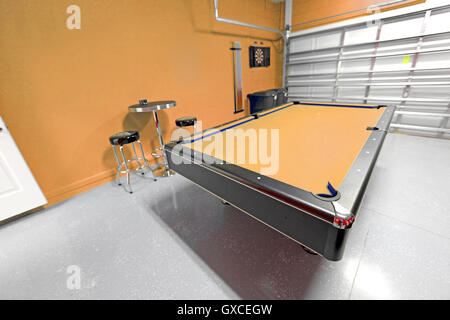 Ein Spielzimmer mit Billardtisch in einer Garage Stockfoto