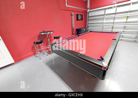 Ein Spielzimmer mit Billardtisch in einer Garage Stockfoto