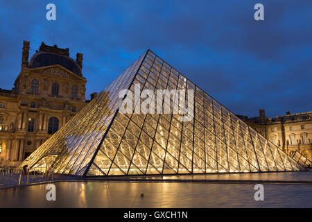 (Pyramide)-Haupteingang des Louvre, Paris, Frankreich. Stockfoto