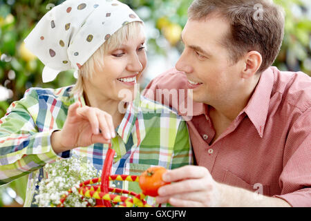 Gartenarbeit Ehegatten Stockfoto