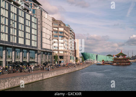 Architektur entlang Oosterdokskade, Eastern Dock Insel mit Wissenschaftsmuseum NEMO in Ferne, Stockfoto