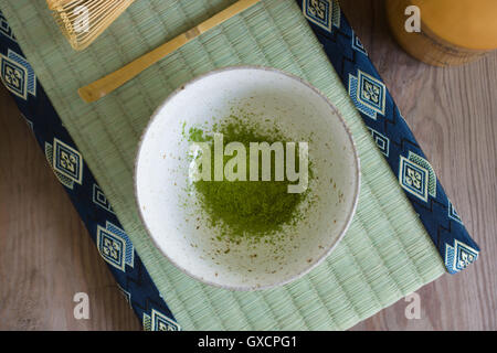 Japanische Matcha-Grüntee-Pulver in eine Chawan oder traditionelle Keramikschale flachen Fokus Stockfoto