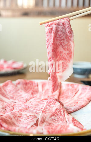 Rindfleisch Wagyu 5 Shabu Shabu mit Dampf, Groumet Japanischen hot pot Küche Stockfoto