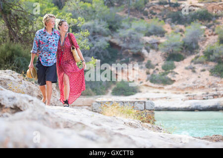 Paar Bummeln auf Felsen, Meer, Mallorca, Spanien Stockfoto