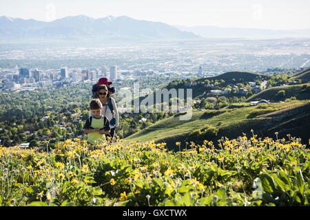 Mutter mit Sohn und Tochter, die Bonneville Shoreline Wanderweg am Fuße der Wasatch über Salt Lake City, Utah, USA Stockfoto