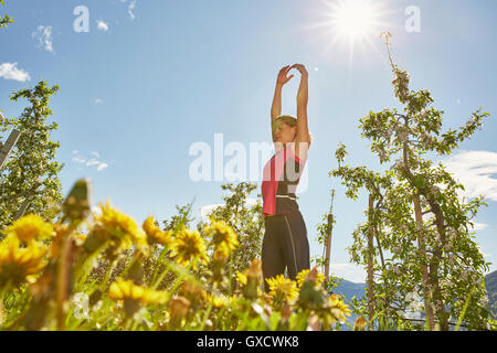 Junge Frau, die Meditation im Freien, Meran, Südtirol, Italien Stockfoto