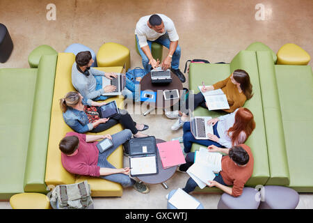Draufsicht der sieben männliche und weibliche Studenten brainstorming im College Studie Hochschulraums Stockfoto