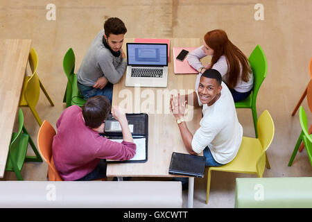 Draufsicht der männlichen und weiblichen Studenten brainstorming im College Studie Hochschulraums Stockfoto