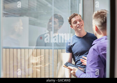 Zwei männliche Designer sprechen im Designstudio Stockfoto