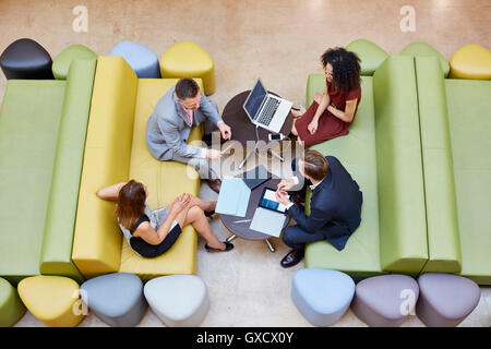 Draufsicht der Unternehmer und Unternehmerinnen treffen auf Design Studio sofas Stockfoto
