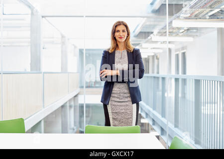 Porträt der Geschäftsfrau im Büro stehen Stockfoto