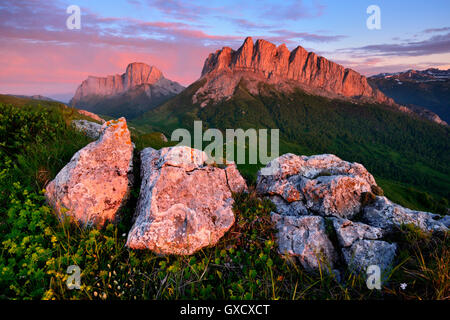 Sonnenuntergang über Acheshboki Berge im Hintergrund, Bolschoi Thach Naturpark, Kaukasus, Republik Adygea, Russland Stockfoto