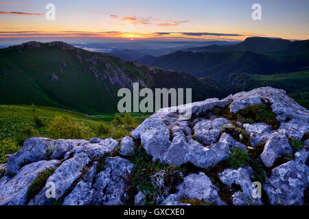 Felsformationen in Landschaft bei Sonnenuntergang, Bolshoy Thach (große Thach) Naturpark, Kaukasus, Republik Adygea, Russland Stockfoto