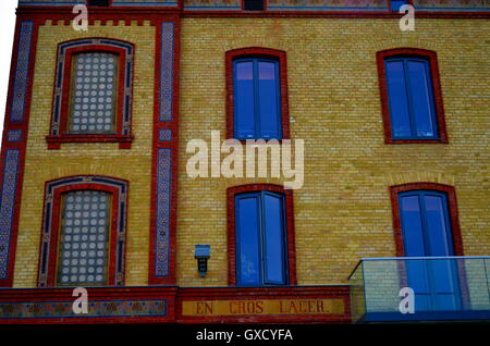 bunte Backsteinfassade mit Fenstern des alten Hauses, Deutschland Stockfoto