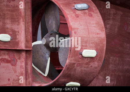 Detail der rote Schiffsrumpf und Propeller im Maler Werft Stockfoto