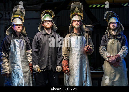 Porträt von vier männlichen Gießereiarbeiter Schutzkleidung in Bronze Gießerei Stockfoto