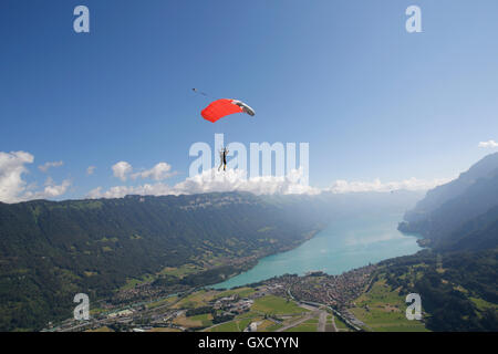 Männlichen Himmel Taucher mit Fallschirm über See, Interlaken, Bern, Schweiz Stockfoto