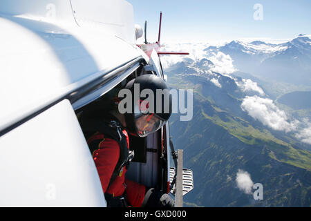 Weibliche Himmel Taucher im Hubschrauber gesucht Ausfahrt über Berg, Interlaken, Bern, Schweiz Stockfoto