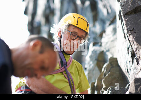 Rock Climber tragen Kletterhelm Stockfoto